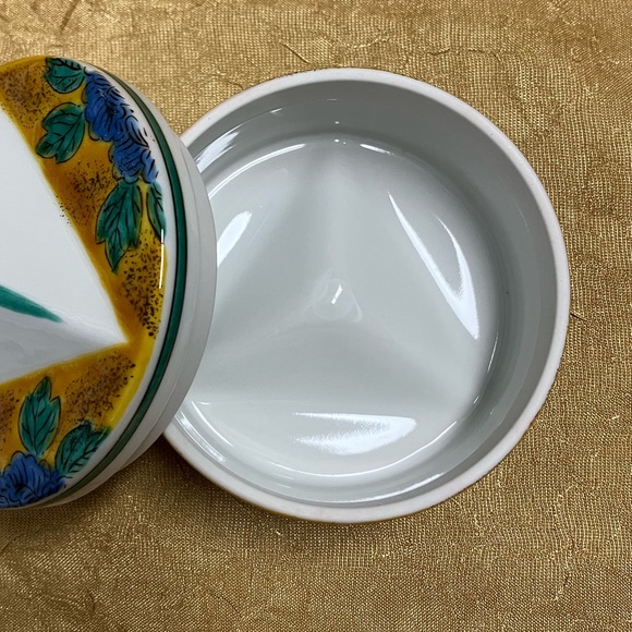 Chinese Ceramic Trinket Box - Picture 7 of 9